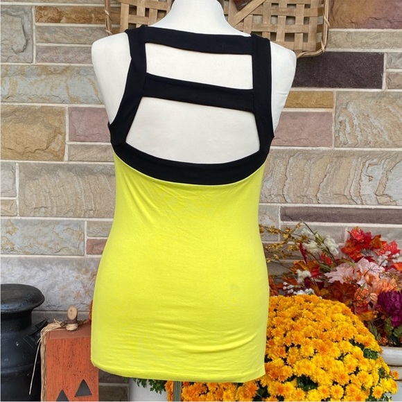 Express Cutout Back Fitted Tank Top - Picture 3 of 9